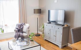 Modern & Central - Two Bedroom & Two Bathroom Apartment